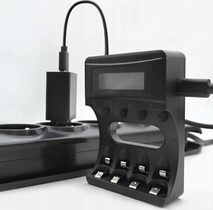 Qoltec Ni-MH AAA AA baterijų įkroviklis su LCD ir USB kabeliu