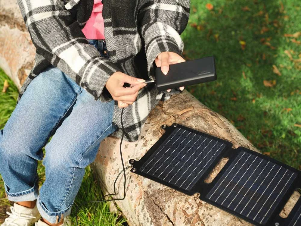 TRUST Saulės skydelis ZUNY 20W, nešiojamas, 1xUSB-A, 1xUSB-C