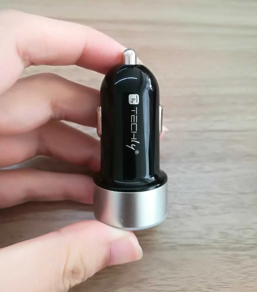 Techly juodas automobilinis kroviklis laikomas rankoje