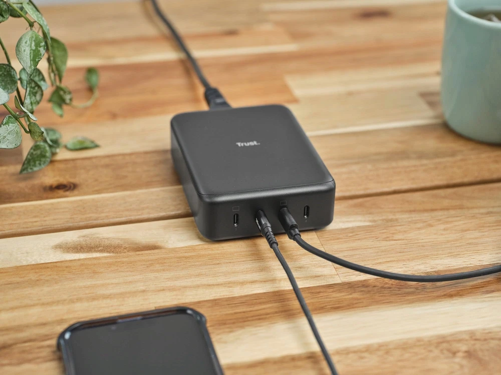 Trust Maxo - 240W GaN 4-port USB-C desk charger, juodas
