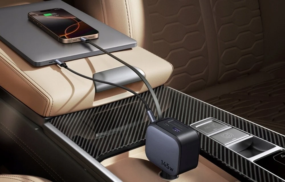 UGREEN greitas automobilinis įkroviklis su ištraukiamu laidu, 145 W, 3 prievadų, 2 x USB-C, 1 x USB-A, GaN, sidabrinis