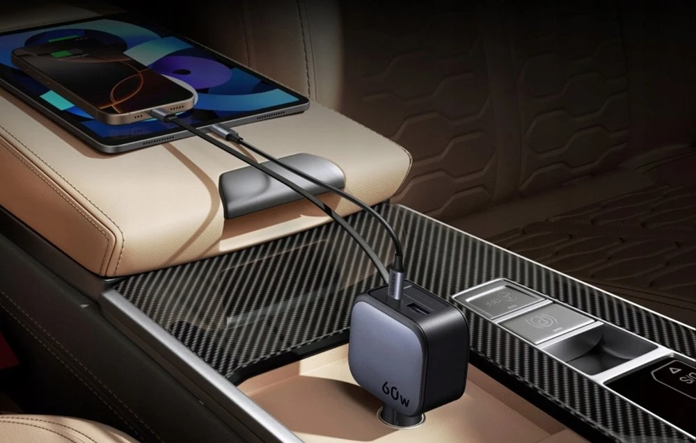 UGREEN greitas automobilinis įkroviklis su ištraukiamu laidu, 145 W, 3 prievadų, 2 x USB-C, 1 x USB-A, GaN, sidabrinis
