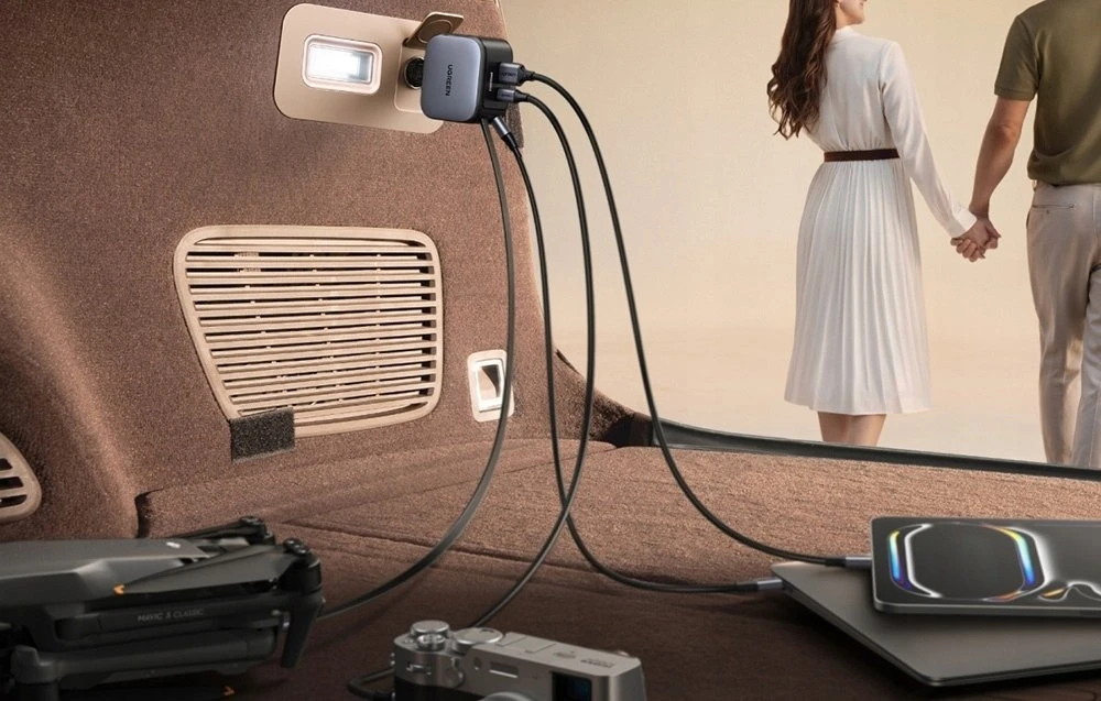 UGREEN greitas automobilinis įkroviklis su ištraukiamu laidu, 145 W, 3 prievadų, 2 x USB-C, 1 x USB-A, GaN, sidabrinis