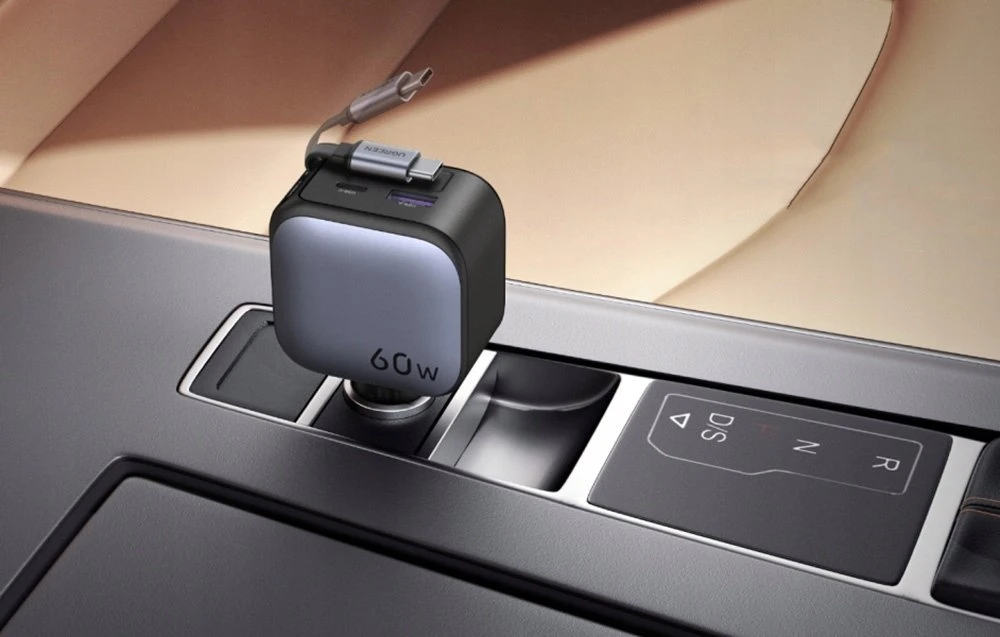 UGREEN greitas automobilinis įkroviklis su ištraukiamu laidu, 145 W, 3 prievadų, 2 x USB-C, 1 x USB-A, GaN, sidabrinis