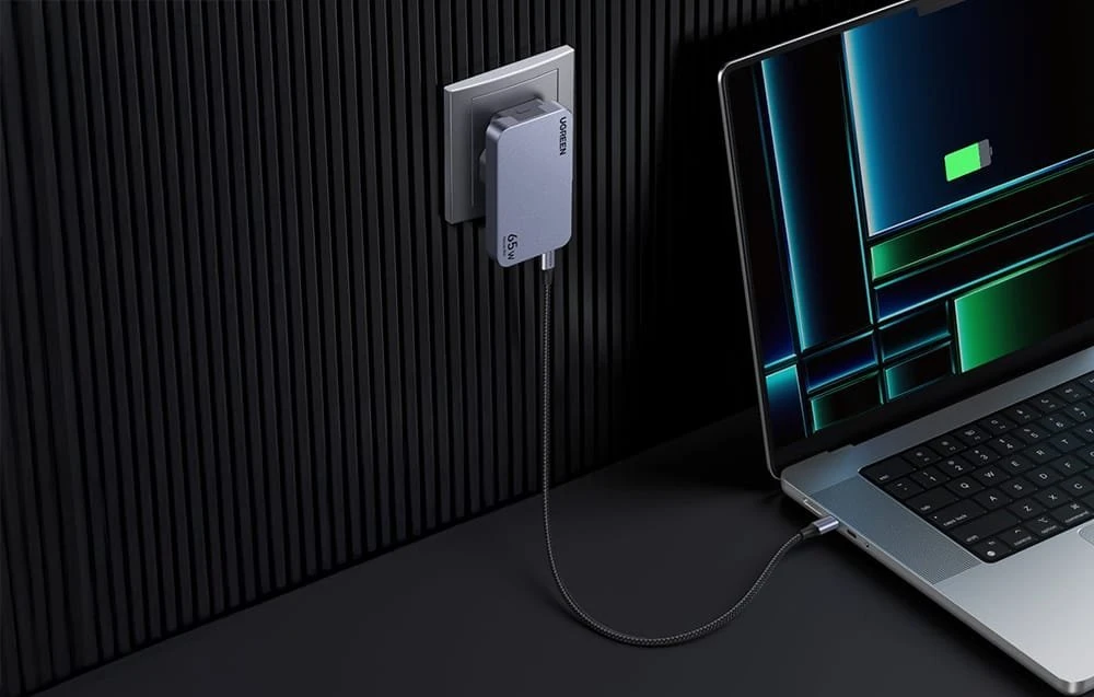 Mobiliųjų įrenginių ir nešiojamųjų kompiuterių sieninis įkroviklis UGREEN Pro 65W 3-Port GaN Ultra-Slim, su greituoju įkrovimu