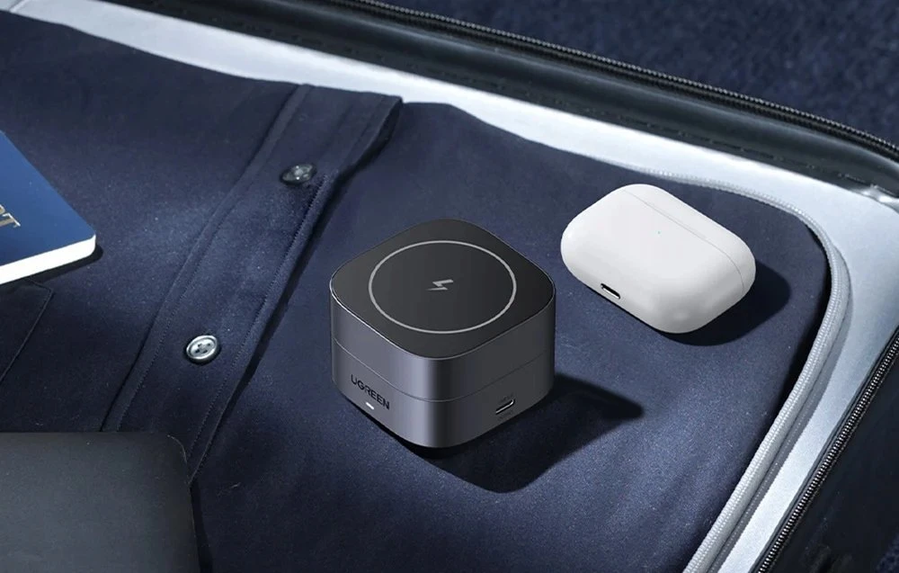 „Ugreen W702 3in1“ indukcinis įkroviklis su „MagSafe“ / „Qi2“ ir USB-C prievadu telefonui / ausinėms – juodos spalvos