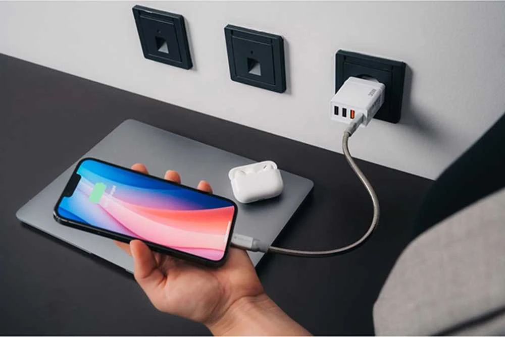 Verbatim 30W Laidinis įkroviklis 3xUSB-A/USB-C PD 3.0 CHR-30EU2 baltos spalvos 49701