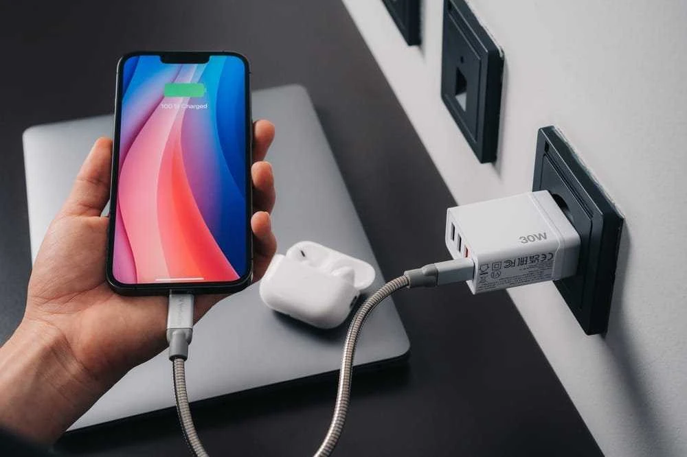 Verbatim 30W Laidinis įkroviklis 3xUSB-A/USB-C PD 3.0 CHR-30EU2 juodos spalvos 49700