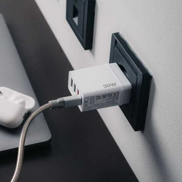Verbatim 30W Laidinis įkroviklis 3xUSB-A/USB-C PD 3.0 CHR-30EU2 baltos spalvos 49701