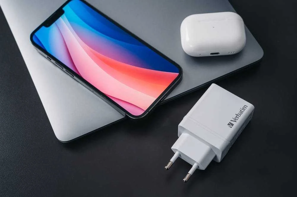 Verbatim 30W Laidinis įkroviklis 3xUSB-A/USB-C PD 3.0 CHR-30EU2 juodos spalvos 49700