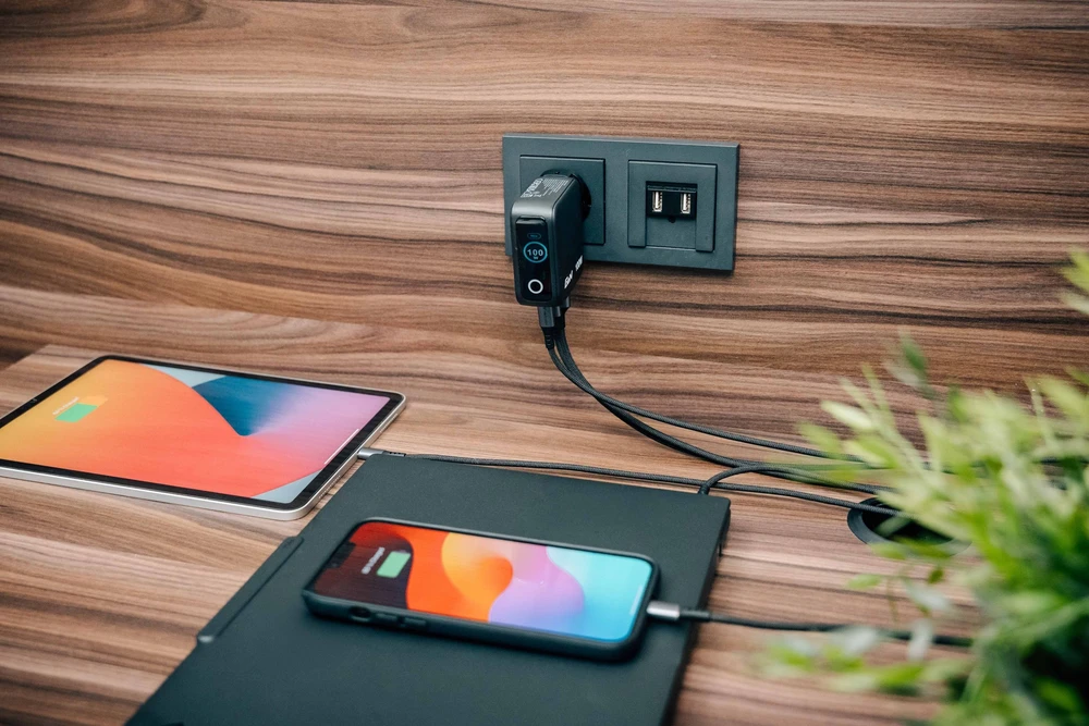 Verbatim Mini GaN Charger 100W with Ekranas, 2× USB-C PD, 1× USB-A QC 3.0, Juodas