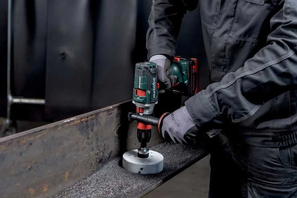 Metabo smūginis gręžtuvas naudojamas metalui pjauti