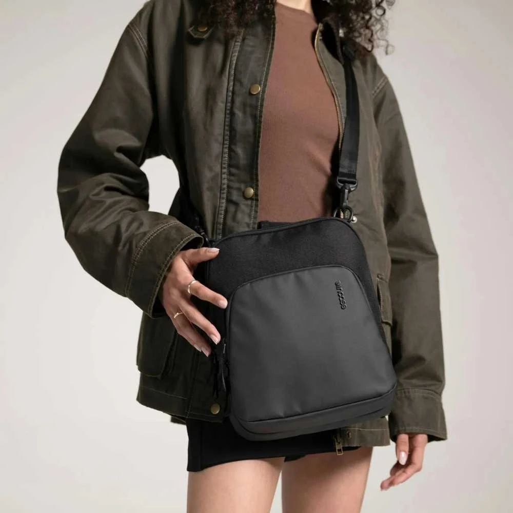 Incase A.R.C. Crossbody Bag - Juoda
