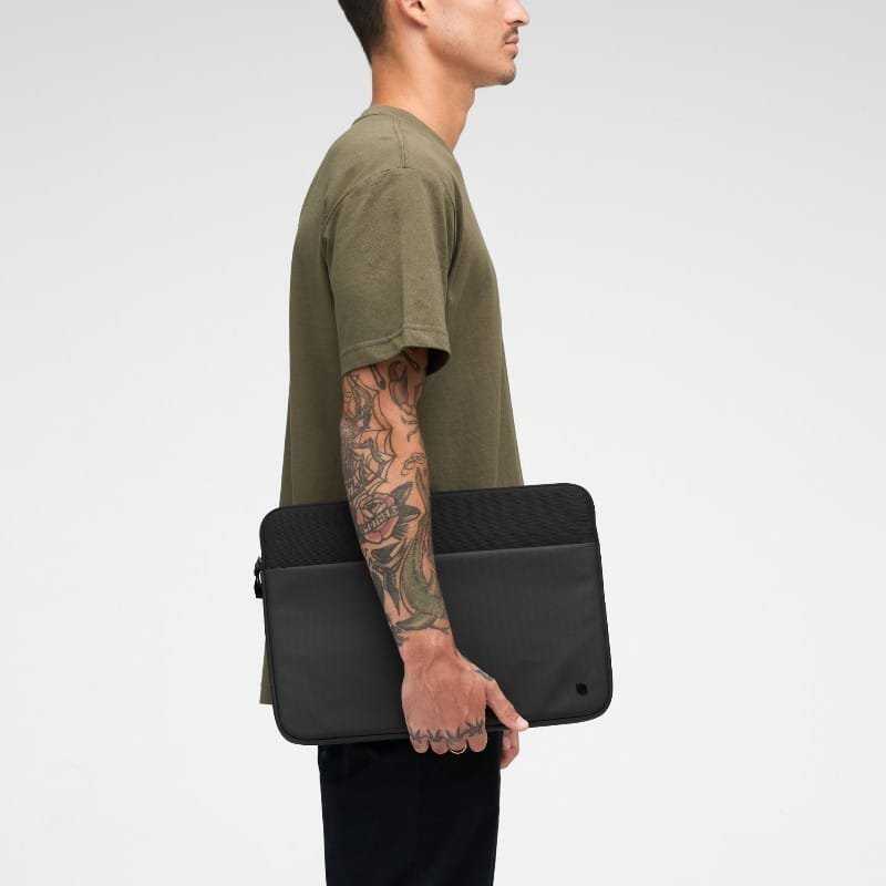Incase A.R.C. Sleeve do MacBook Pro 16" (M4/M3/M2/M1/2024-2021) juoda