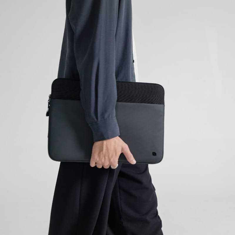 Incase A.R.C. Sleeve do MacBook Pro 16" (M4/M3/M2/M1/2024-2021) juoda
