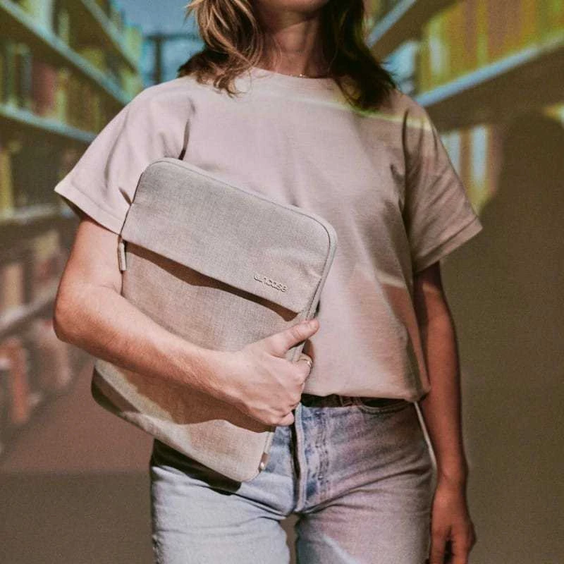 „Incase Crosstown Sleeve“ su „Woolenex“ dėklu ir kišene, skirtu „MacBook Pro 14“ M4/M3/M2/M1/2024–2021 kalkakmenio spalvos