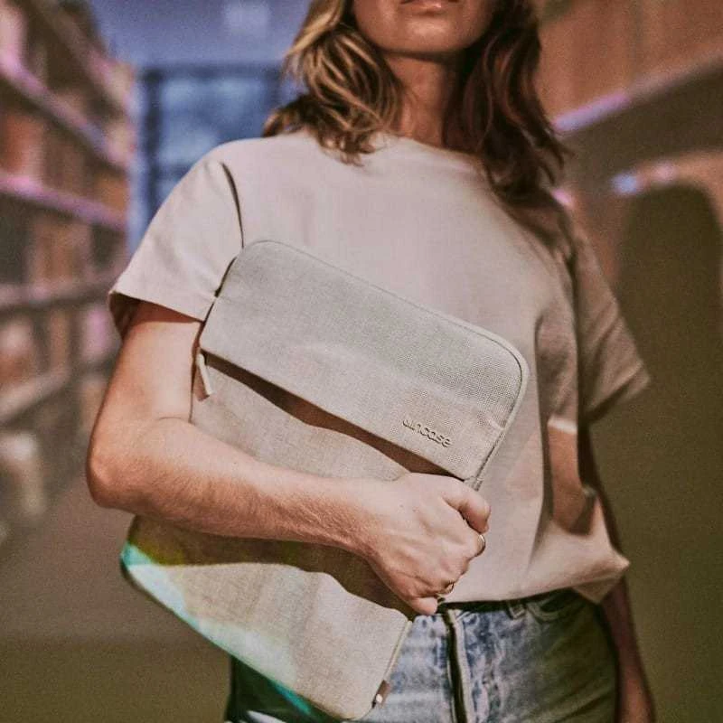 „Incase Crosstown Sleeve“ su „Woolenex“ dėklu ir kišene, skirtu „MacBook Pro 14“ M4/M3/M2/M1/2024–2021 kalkakmenio spalvos