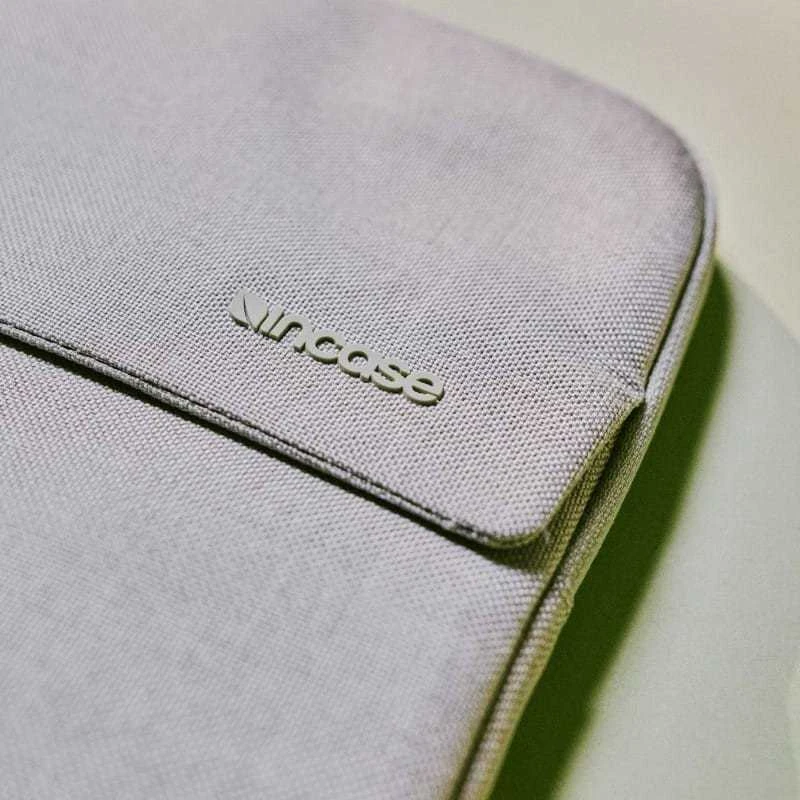 „Incase Crosstown Sleeve“ su „Woolenex“ dėklu ir kišene, skirtu „MacBook Pro 14“ M4/M3/M2/M1/2024–2021 kalkakmenio spalvos