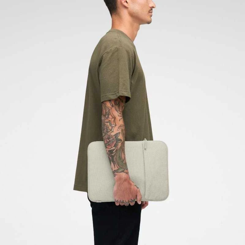 „Incase Crosstown Sleeve“ su „Woolenex“ dėklu ir kišene, skirtu „MacBook Pro 14“ M4/M3/M2/M1/2024–2021 kalkakmenio spalvos