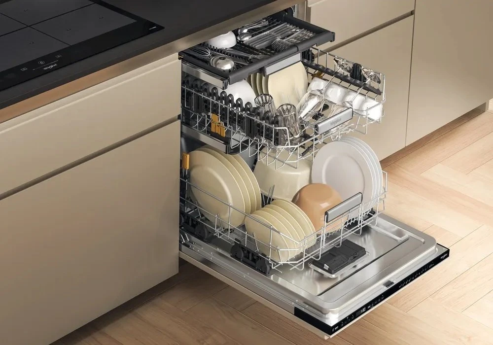 Whirlpool Indaplovė | W7I HP42 L | Built-in | Plotis 59.8 cm | Number of place settings 15 | Number of programs 10 | Energy efficiency class C | Ekranas | Juodas
