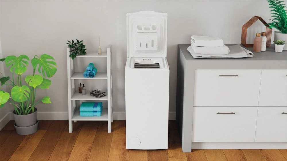 INDESIT | Skalbimo mašina | BTW L60400 EE/N | Energy efficiency class C | Top loading | Skalbimo talpa 6kg | 950 RPM | Gylis 60 cm | Plotis 40 cm | Baltas