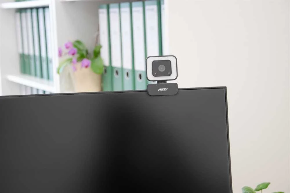 „Aukey PC-LM6 Stream“ serija su „Ring Light“ Full HD interneto kamera su 1/3 colio CMOS jutikliu juodos spalvos