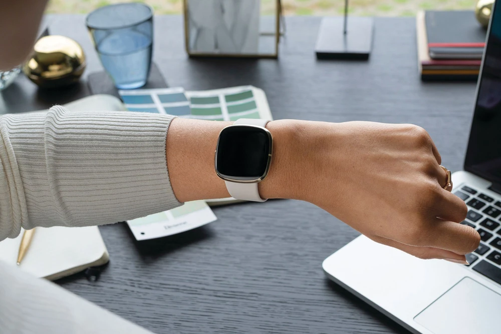 Išmanusis laikrodis Fitbit Sense, Juodas