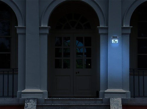 Izoxis Saulės energija maitinamas šviečiantis namo numeris