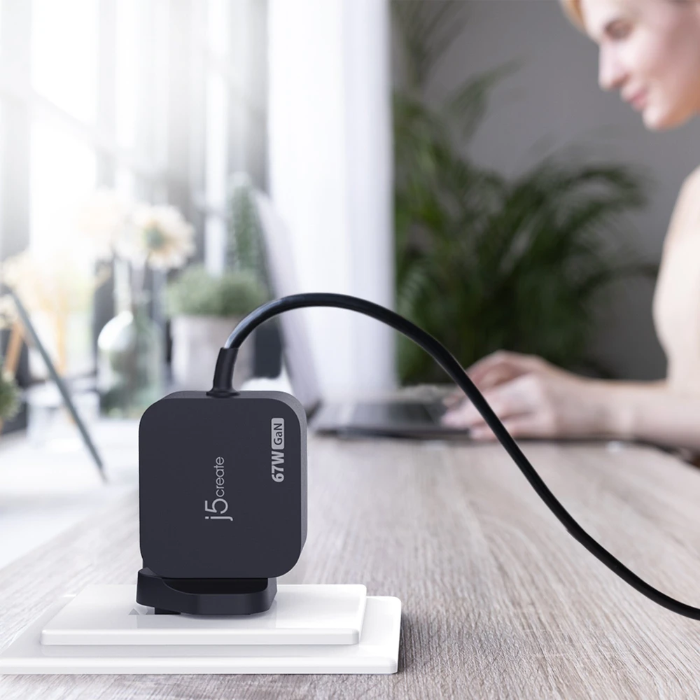 J5Create 67W GAN PD USB-C MINI ĮKROVIKLIS / SU 3 TIPŲ DC JUNGTIMIS - U