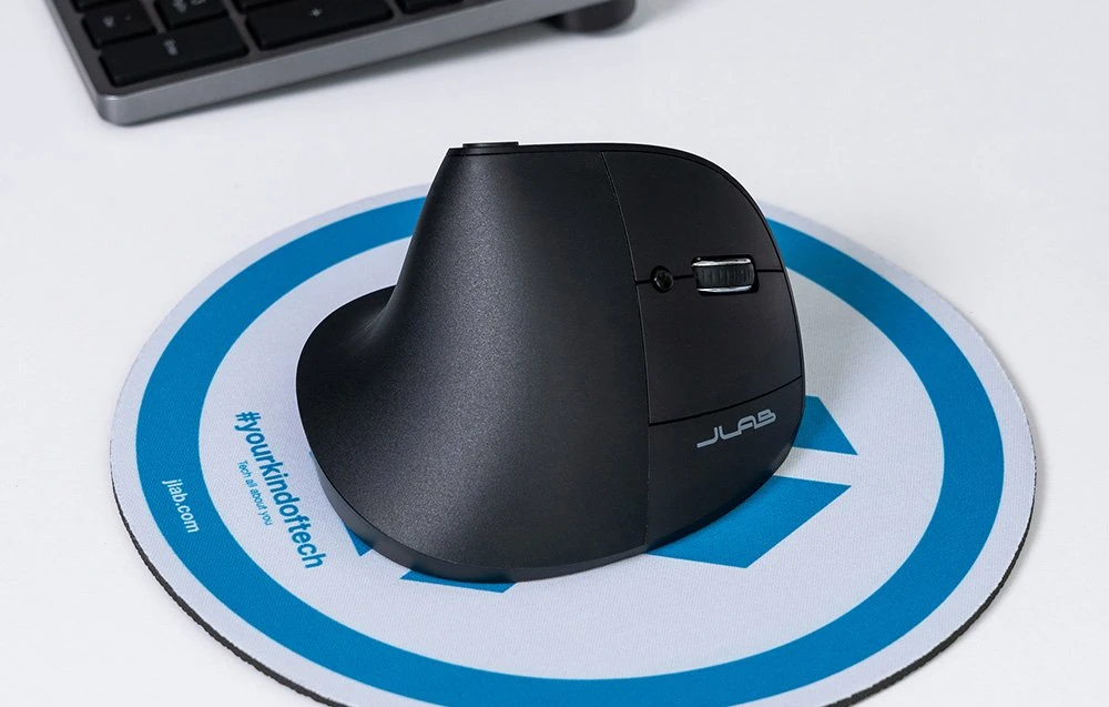 Pelė JLab Audio JBUDS ERGONOMIC Pionowa Juodas (IEUMJBERGORBLK82)