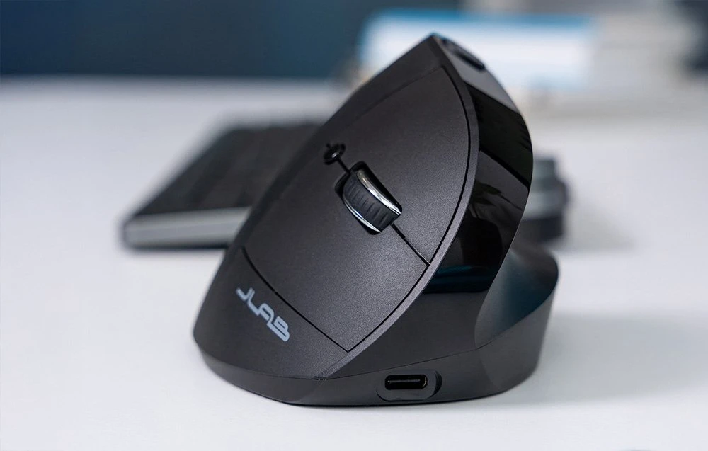 Pelė JLab Audio JBUDS ERGONOMIC Pionowa Juodas (IEUMJBERGORBLK82)
