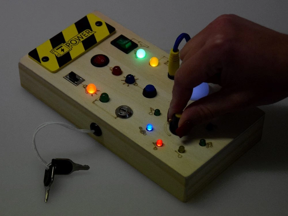 Jokomisiada medinė Montessori manipuliacinė lenta - elektrinės šviesos diodės ZA5944