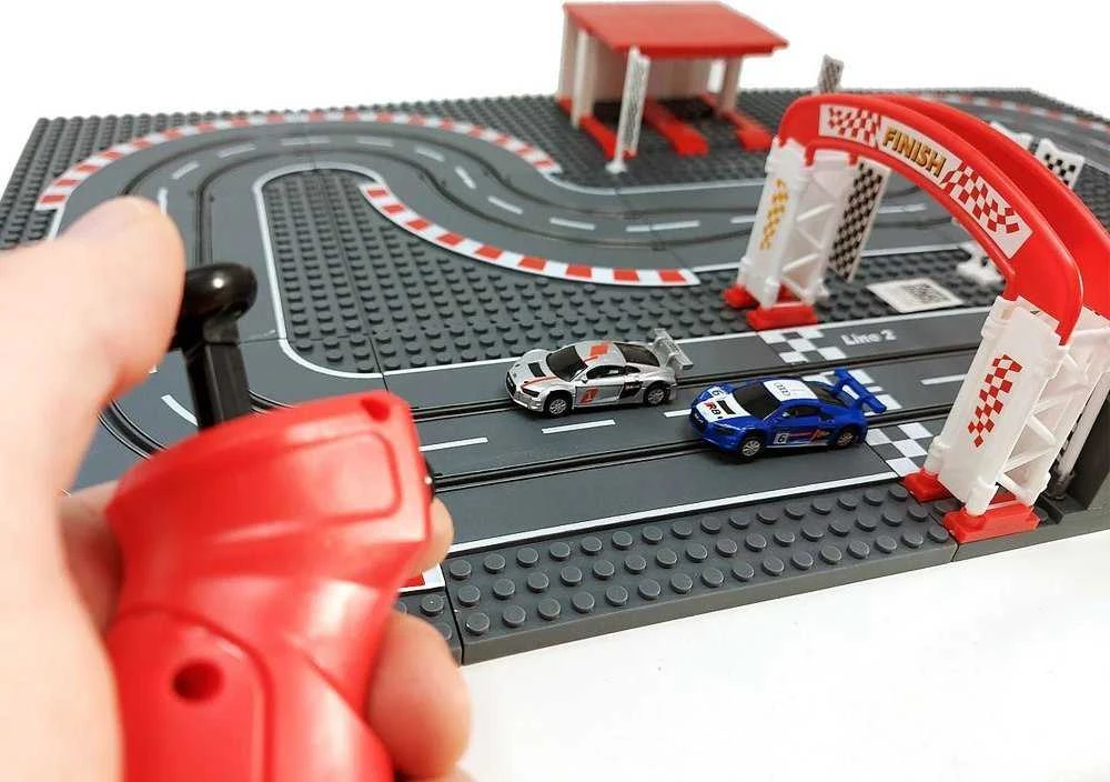Jokomisiada Blokuoja kontroliuojami automobilių lenktynių trasos nuotolinio valdymo automobiliai