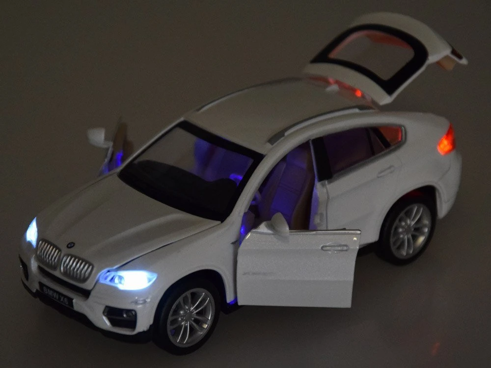 Jokomisiada Metalinis automobilis BMW x6 modelio skalė 1:32 Baltas visureigio šviesos garsas ZA4606