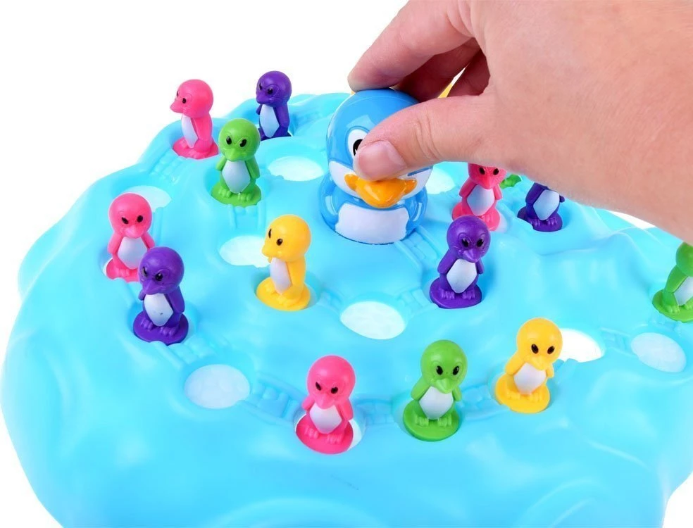 Jokomisiada Penguins ant ledkalnio arkados žaidimo