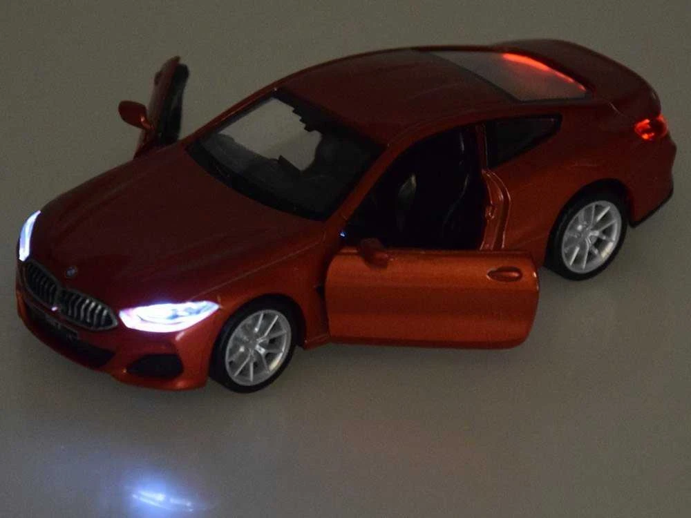 Jokomisiada Metalo automobilio modelis 1:35 BMW M850I kupė šviesos garsas ZA4612