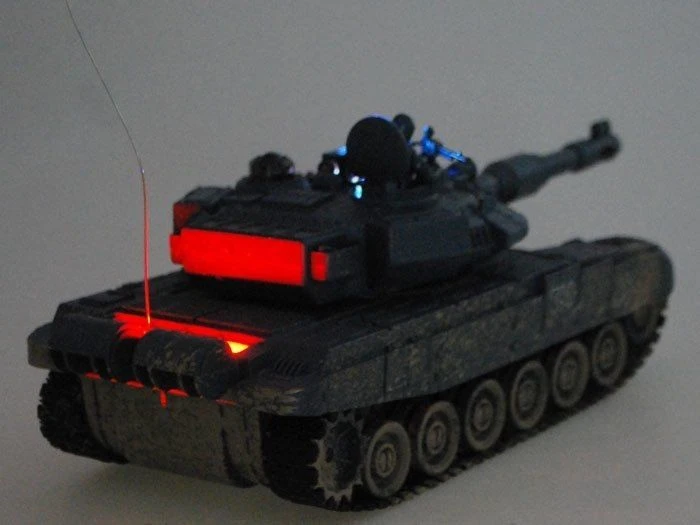 Jokomisiada kontroliuojamas TANK T90 šaudo važiuoja apšviestas RC0373