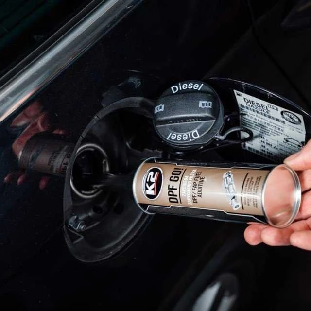 DPF valiklio pildymas į automobilio kuro baką