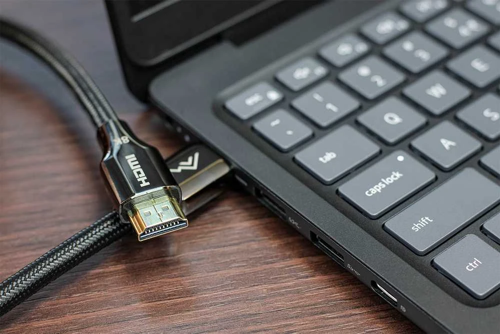 Montis HDMI laidas jungtyje