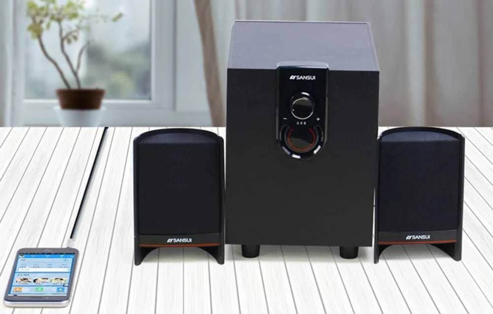 Audio kabelis prijungtas prie telefono ir kolonėlių