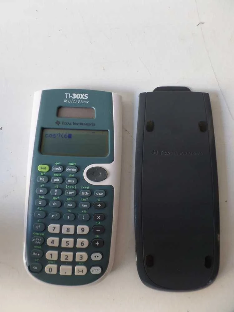 Mokslinis skaičiuotuvas TI-30XS su nuimtu apsauginiu dangteliu