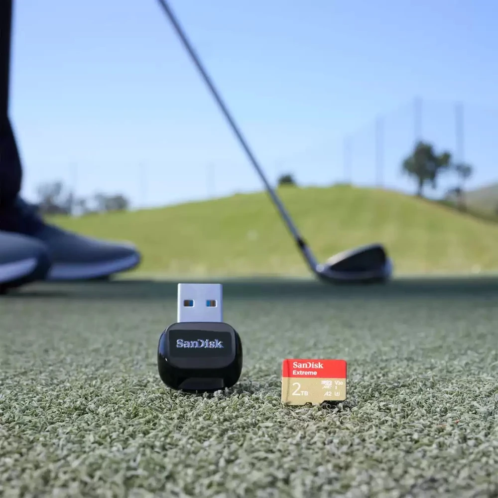 SanDisk Micro SD kortelė su USB adapteriu ant žolės