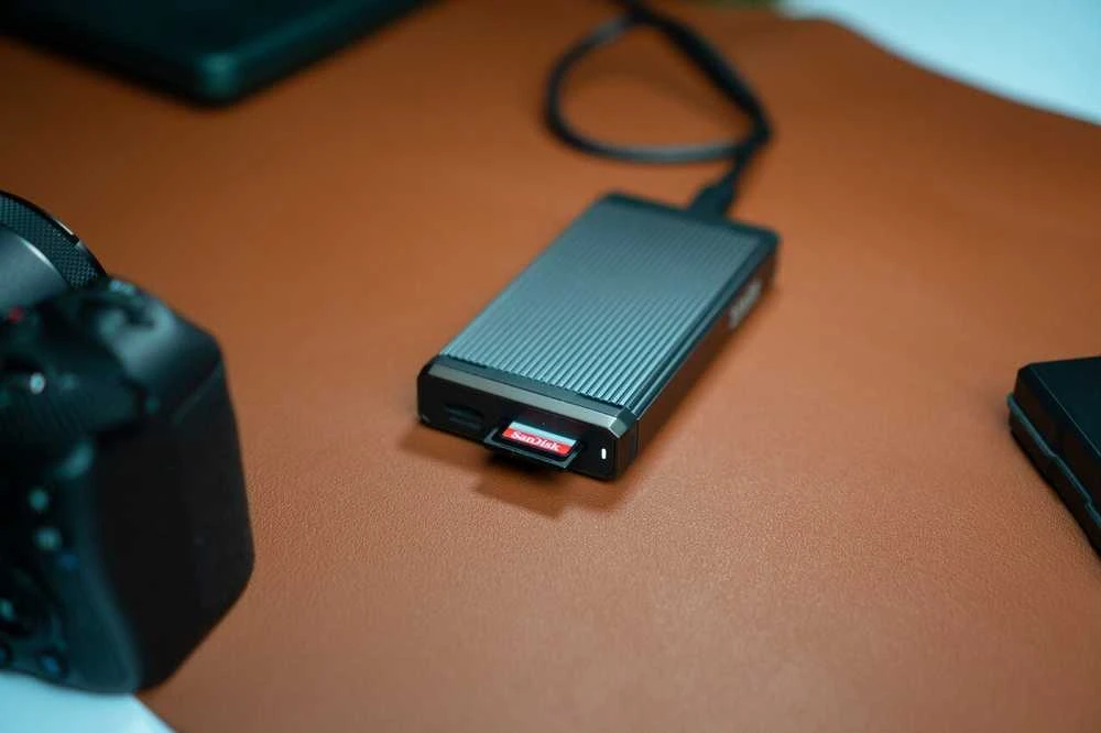 SanDisk Extreme PLUS 32 GB SDHC atminties kortelė + 2 metai RescuePRO Deluxe iki 100 MB/s ir 60 MB/s skaitymo / rašymo greitis, UHS-I, 10 klasė, U3, V30, EAN: 619659189433