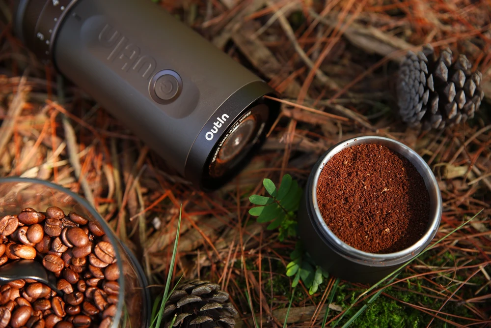 Kavamalė „OutIn Fino“ nešiojamas elektrinis kavos malūnėlis – „Tundra Brown“