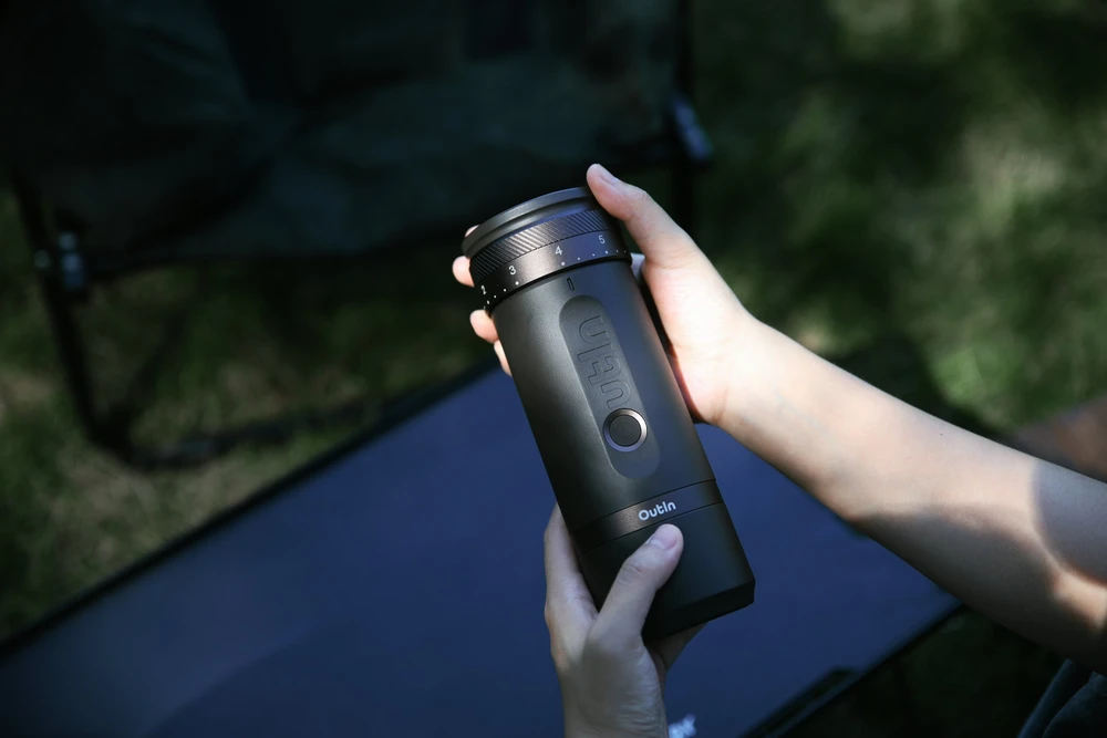 Kavamalė „OutIn Fino“ nešiojamas elektrinis kavos malūnėlis – „Tundra Brown“