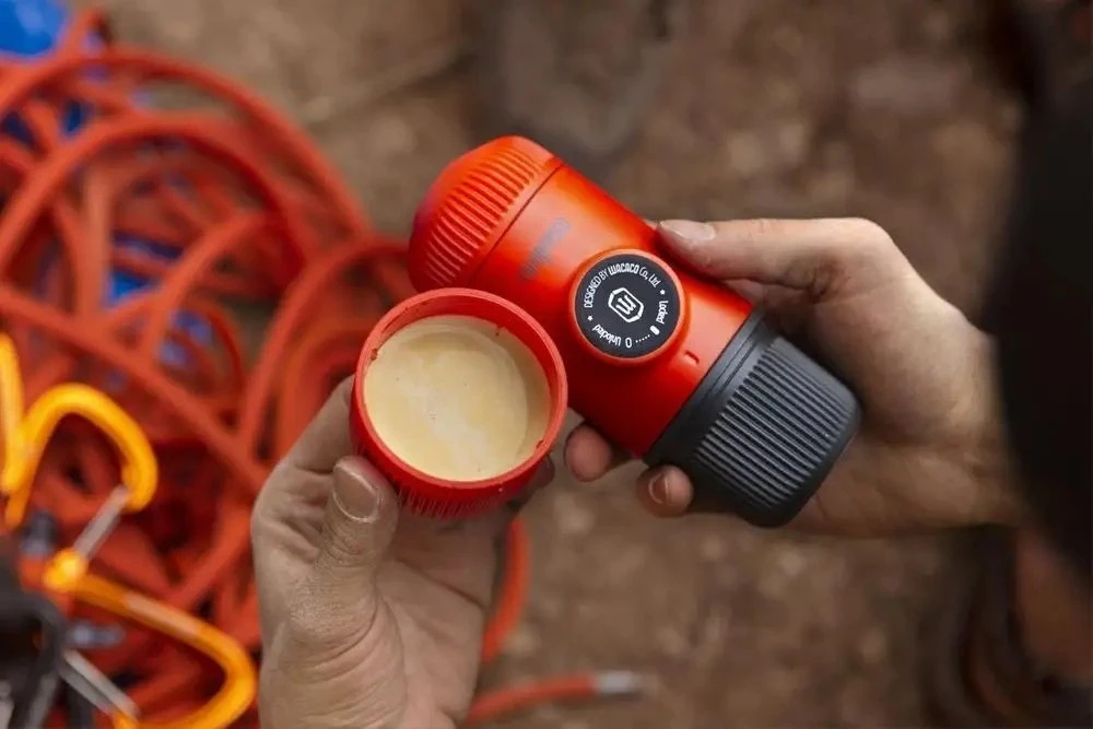 Rankinis maltos kavos aparatas su dėklu Wacaco Nanopresso, Raudonas