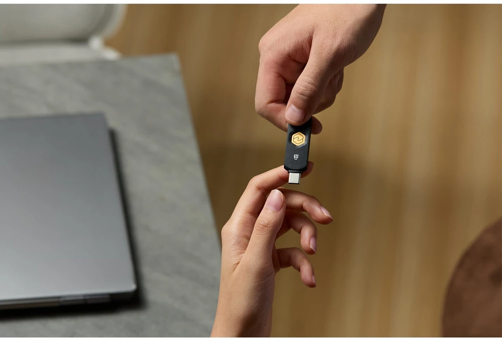 „Kensington“ saugos raktas „VeriMark NFC+USB-C“ (FIDO2 2 lygis) (K64739WW)