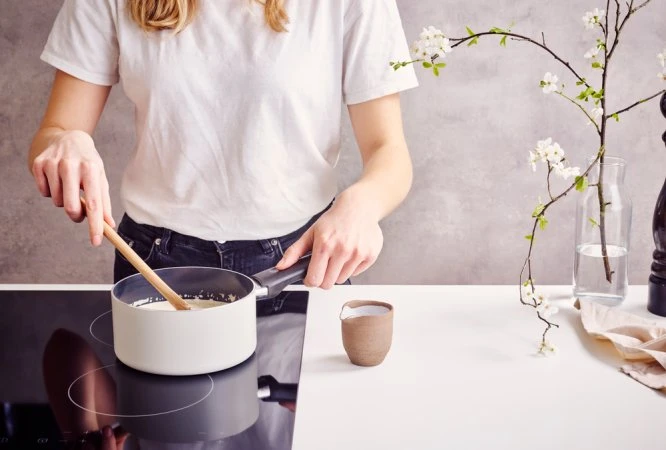 Brabantia Indu+ 16 cm nelipni kepimo skardelė - šviesiai pilka
