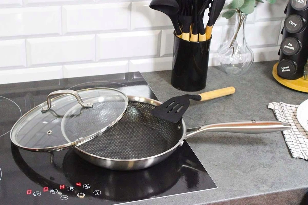 Keptuvė Brunbeste Plieninė keptuvė su dangčiu indukcinė NON-STICK korio raštas 30CM BRUNBESTE BB-5557