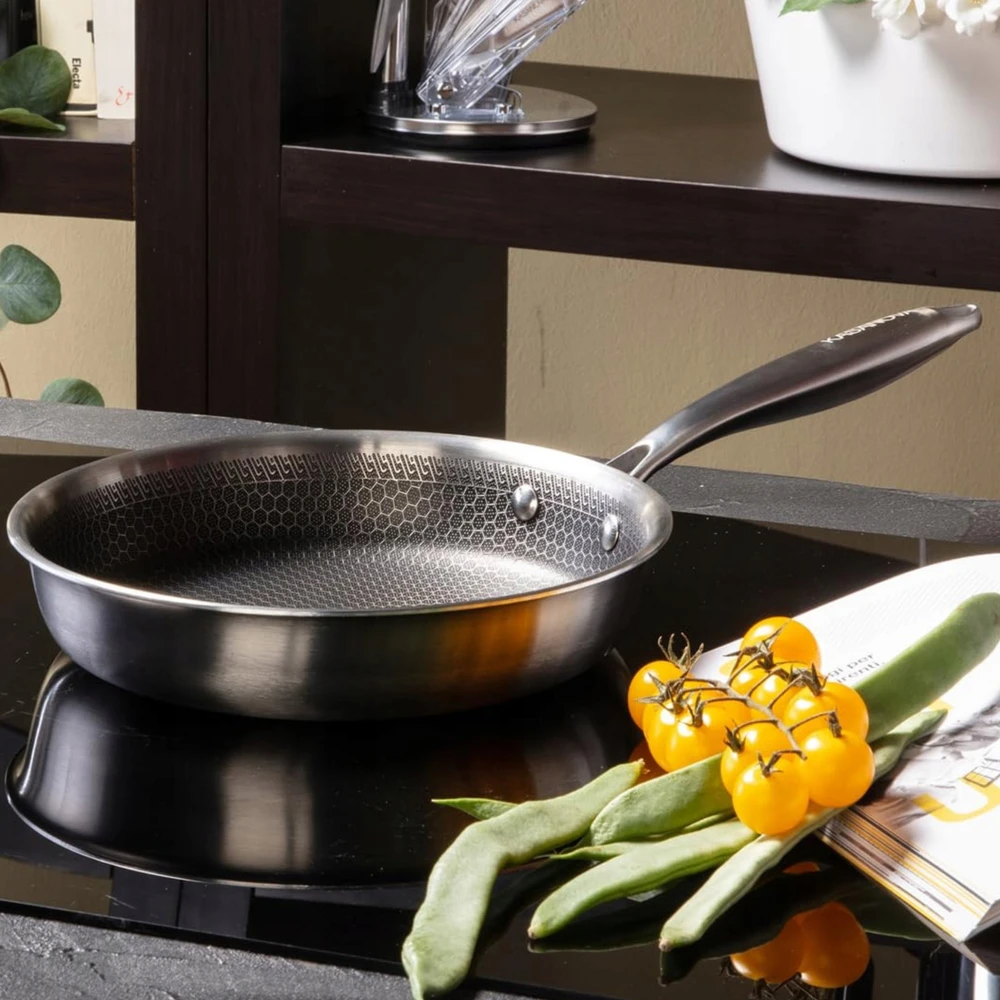 Brunbeste keptuvė PLIENINĖ 24 cm SU MEDAUS KORIO DANGALU 5550